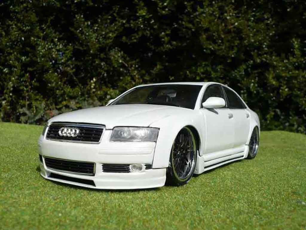 Audi A8 1/18 Motormax dub bianco modellino in miniatura