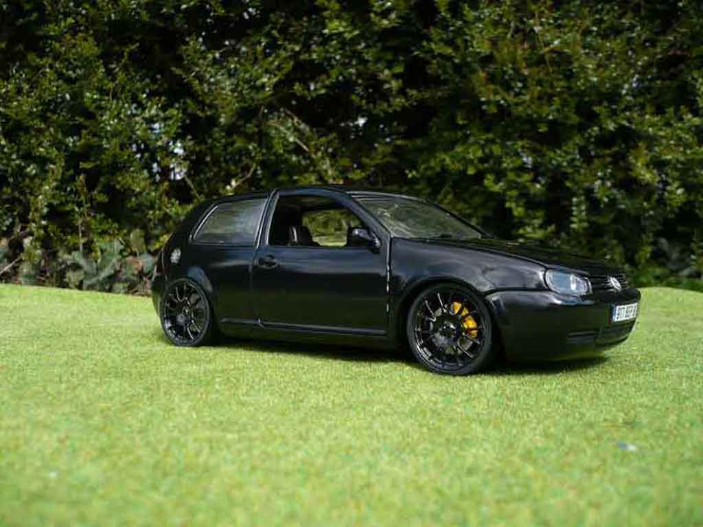 Volkswagen Golf 4 GTI 1/18 Revell 4 GTI full black modellino in miniatura