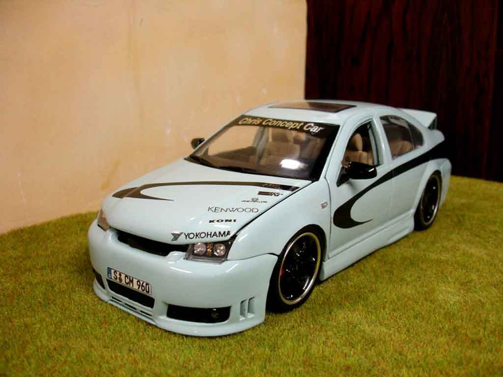 Volkswagen Bora 1/18 Revell show car modellino in miniatura