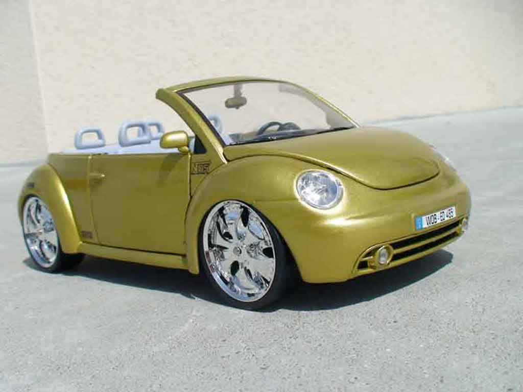 Volkswagen New Beetle cabriolet 1/18 Burago cabriolet west coast modellino in miniatura