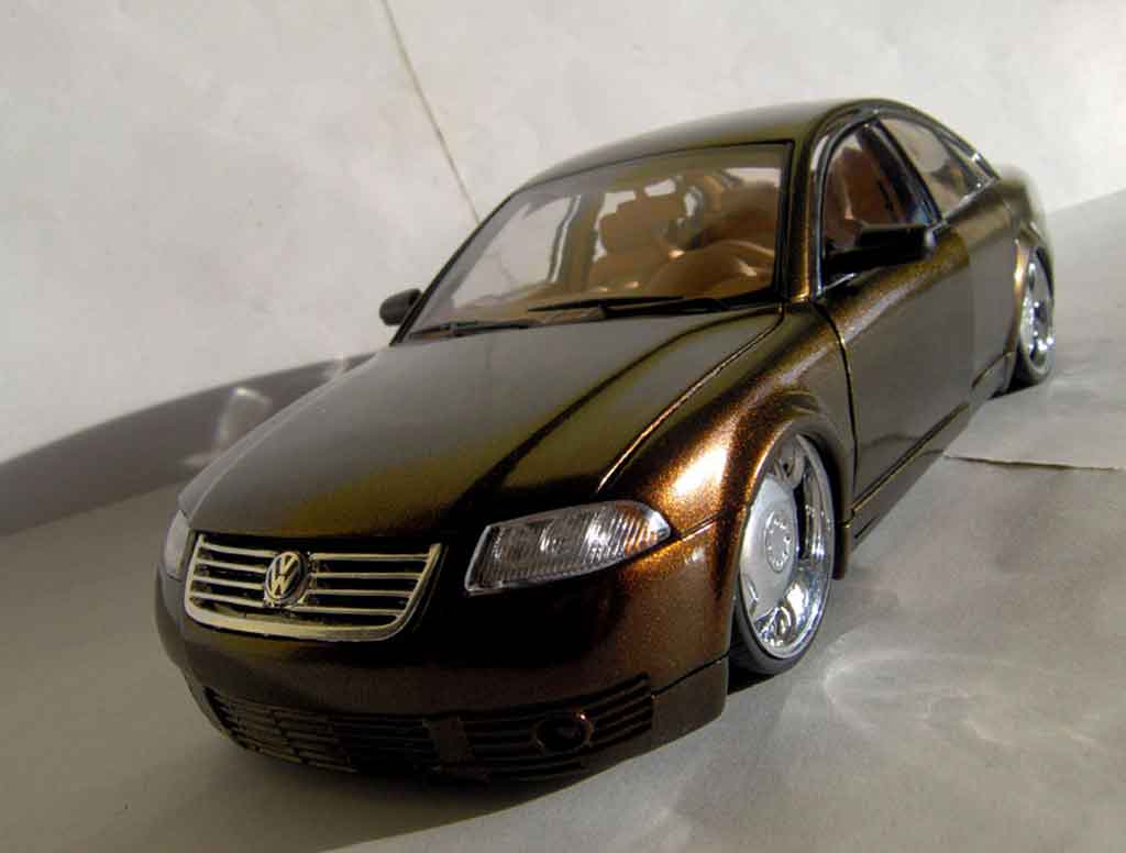 Volkswagen Passat 1/18 Welly dub peinture cameleon modellino in miniatura