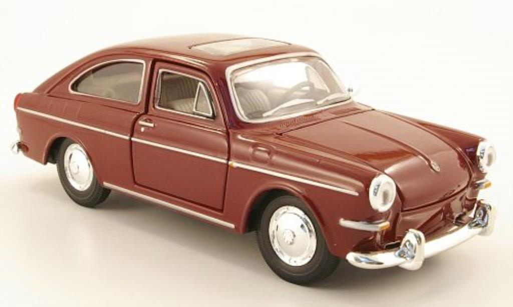 Volkswagen 1600 1/24 Maisto Fastback rosso modellino in miniatura