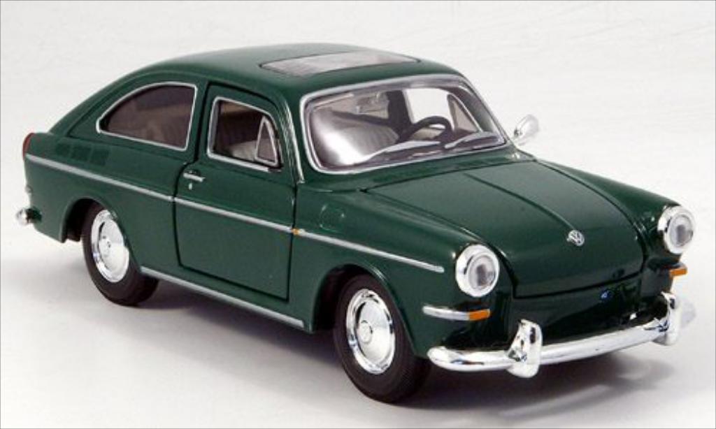 Volkswagen 1600 1/24 Maisto Fastback grun modellino in miniatura