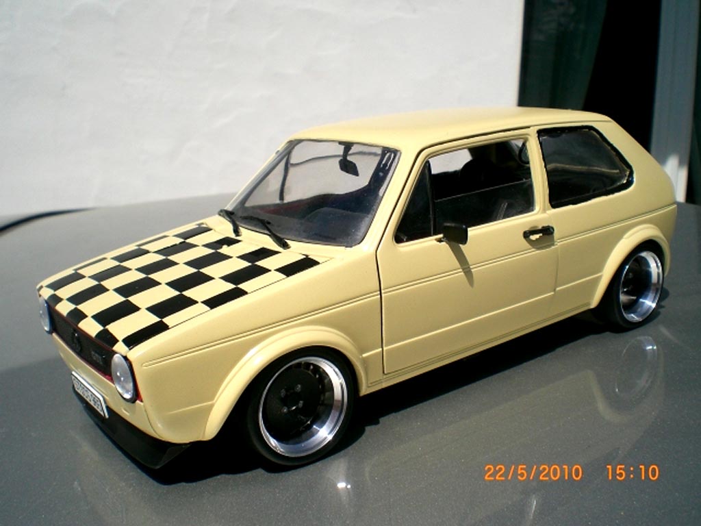 Volkswagen Golf 1 GTI 1/18 Solido 1 GTI beige jantes schmidt capot damier tuning modellino in miniatura