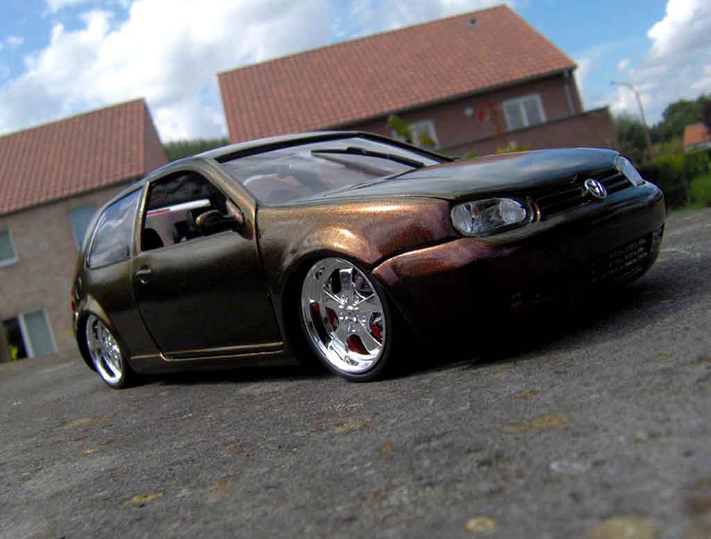 Volkswagen Golf 4 GTI 1/18 Revell 4 GTI peinture cameleon tuning modellino in miniatura
