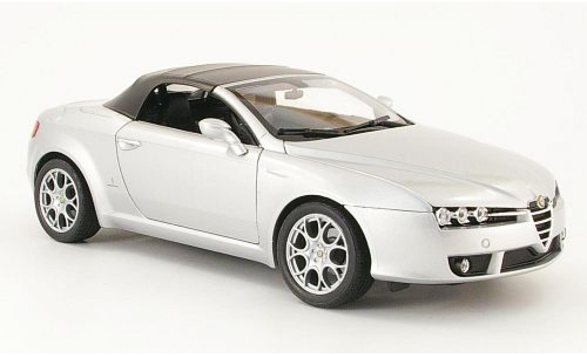 Alfa Romeo Spider 1/18 Welly silber geschlossen 1:18 modellino in miniatura