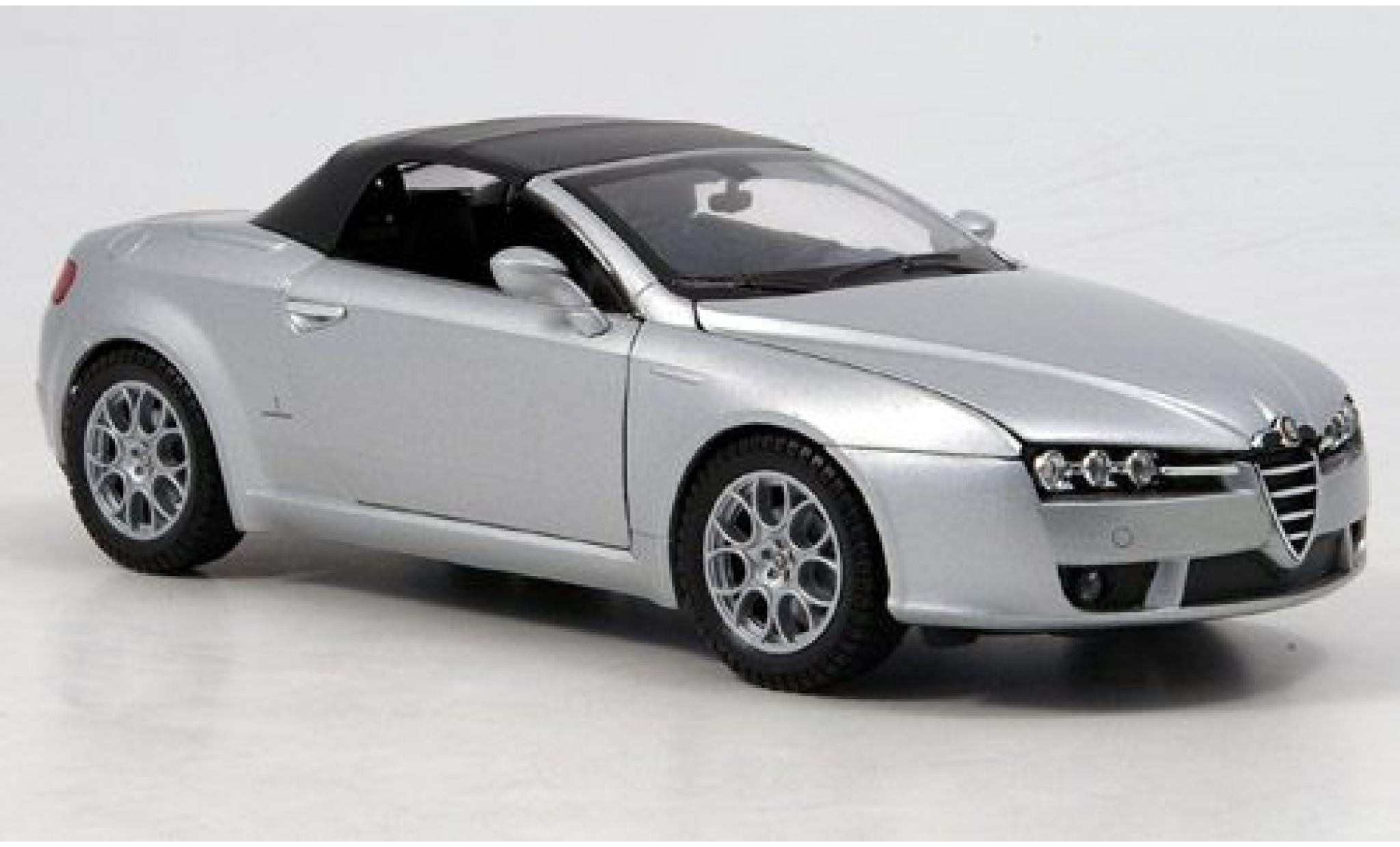 Alfa Romeo Spider 1/24 Welly silber geschlossen 1:24 modellino in miniatura