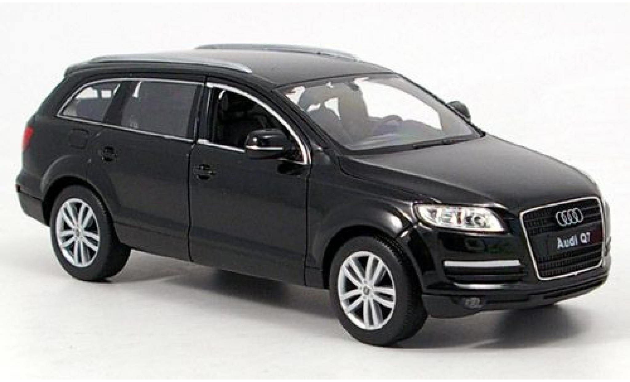 Audi Q7 1/24 Welly schwarz 1:24 modellino in miniatura