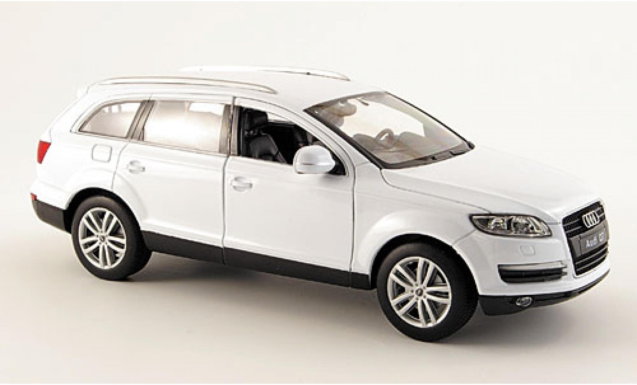 Audi Q7 1/24 Welly bianco modellino in miniatura