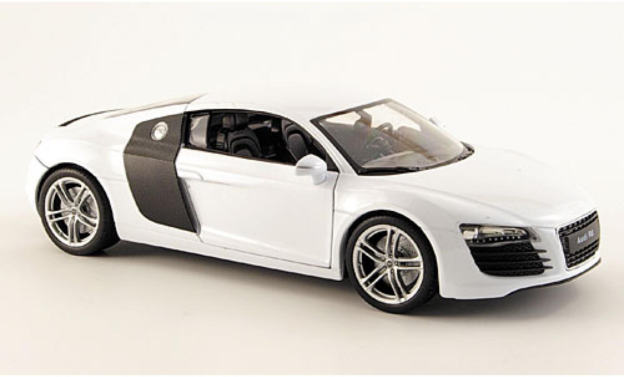 Audi R8 1/24 Welly weiss 1:24 modellino in miniatura