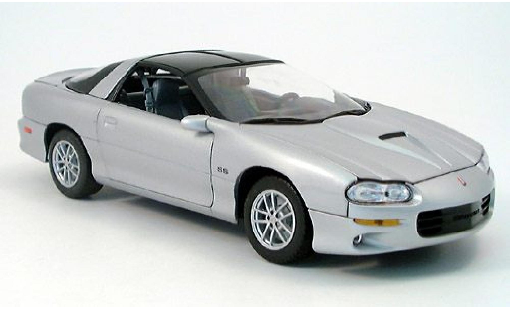Chevrolet Camaro 1/18 Welly SS silber 2002 1:18 modellino in miniatura