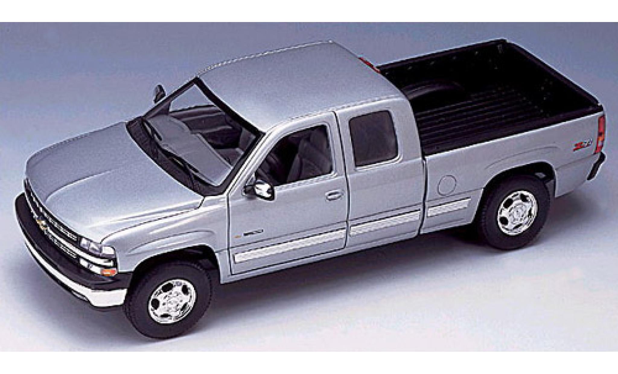 Chevrolet Silverado 1/18 Welly Ex. Cab silber 1999 1:18 modellino in miniatura