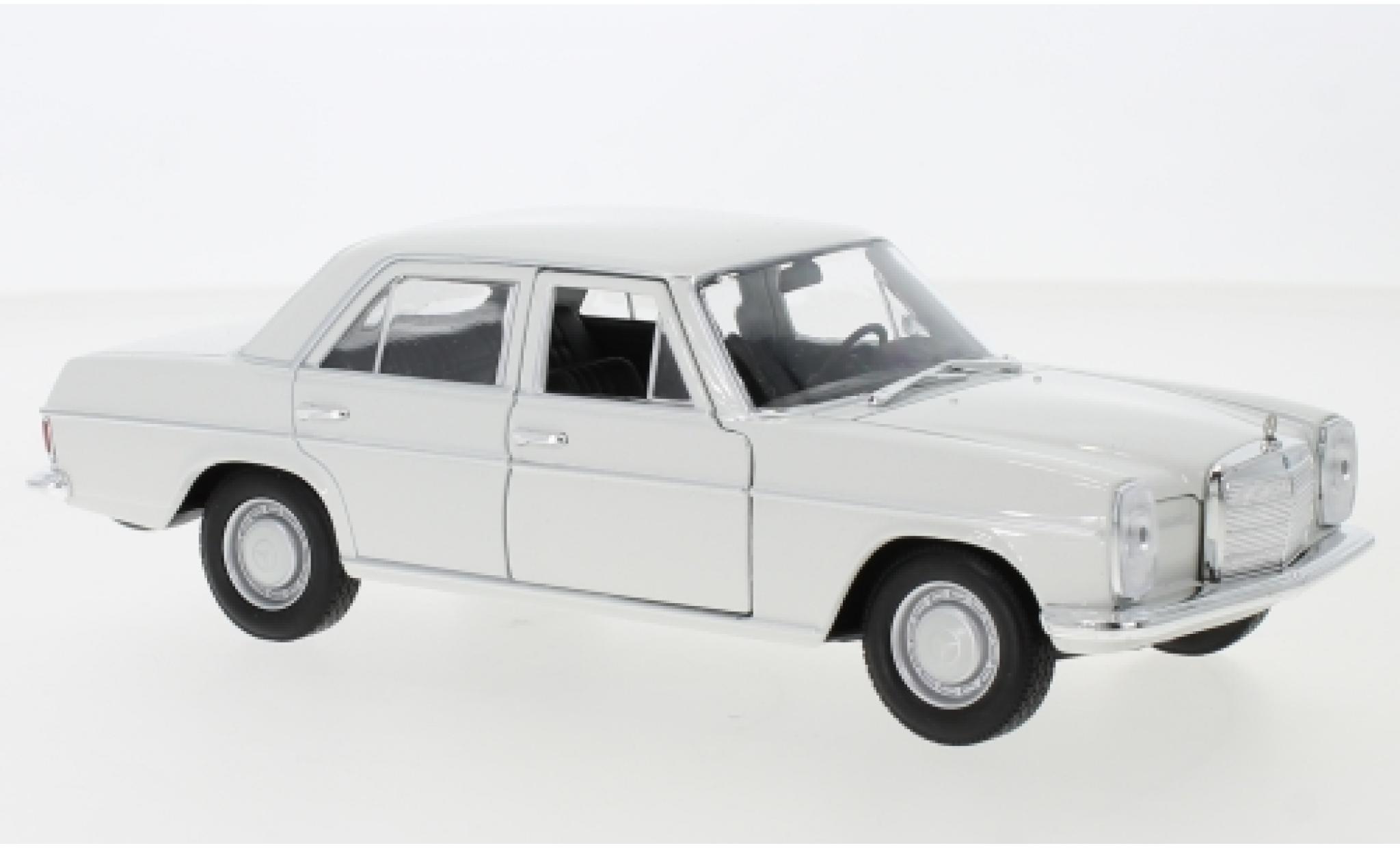 Mercedes 220 1/24 Welly (W115) bianco 1968 modellino in miniatura