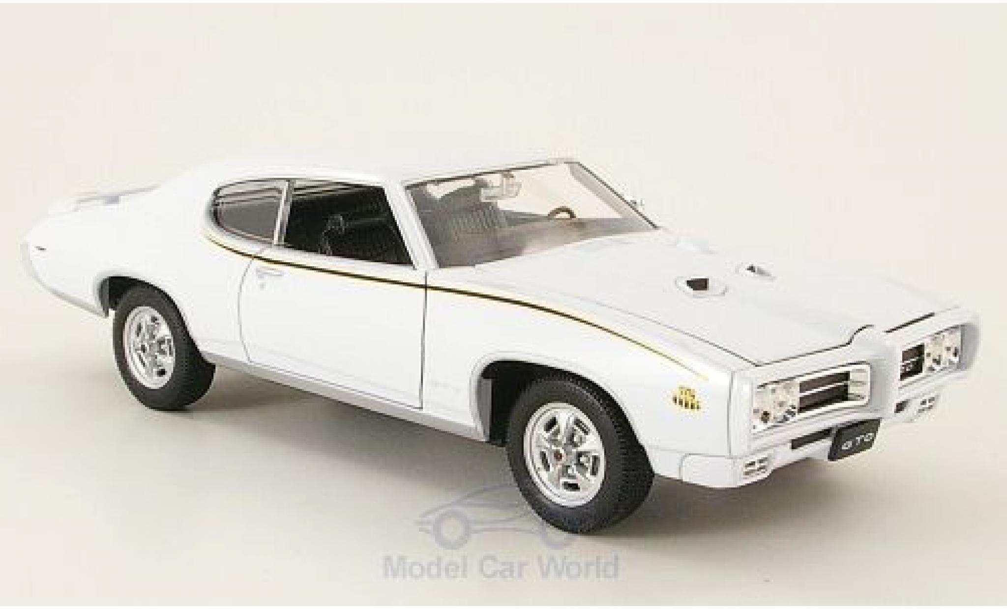 Pontiac GTO 1/24 Welly bianco 1969 The Judge ohne Vitrine modellino in miniatura