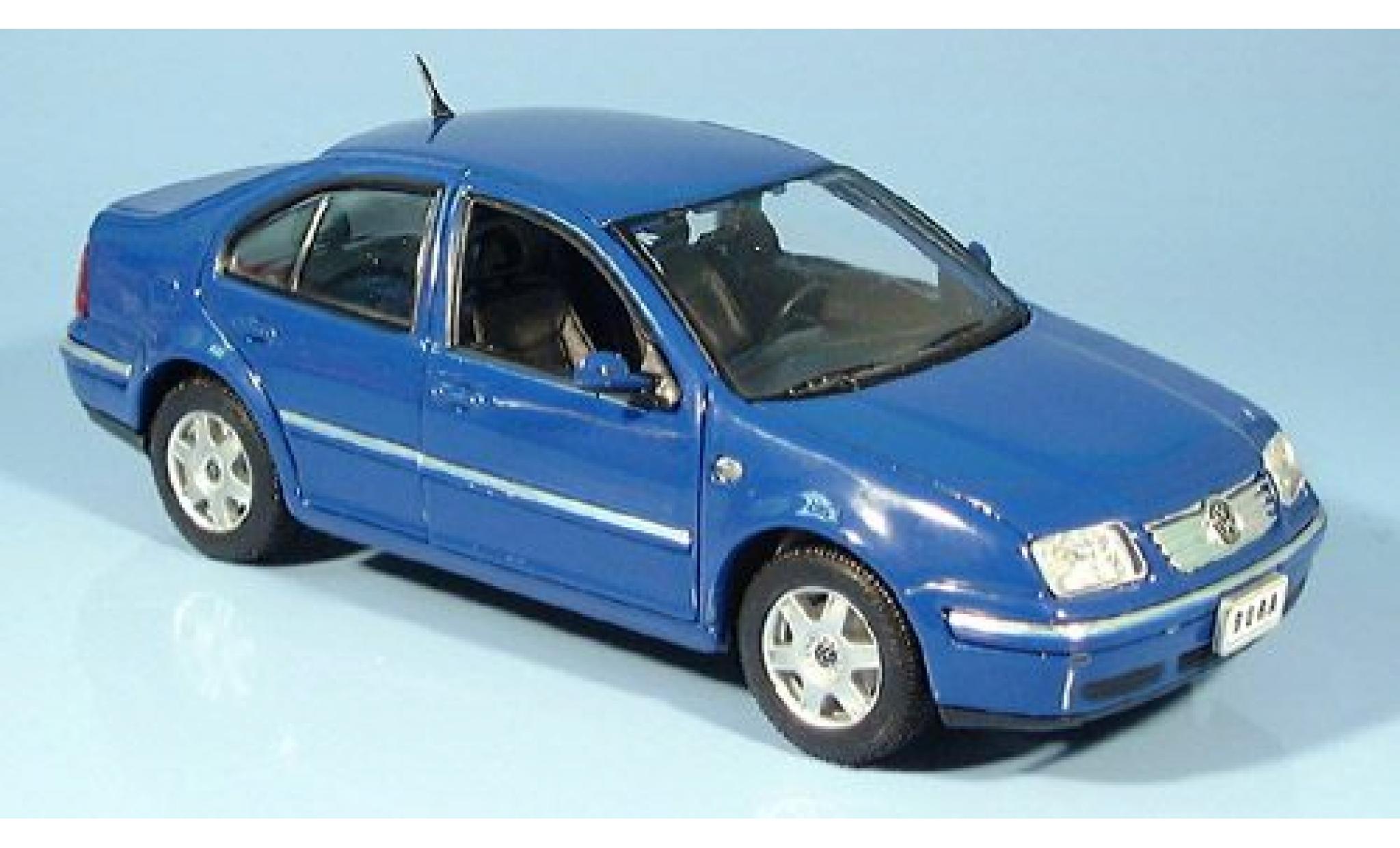 Volkswagen Bora 1/24 Welly Limousine blau 2001 1:24 modellino in miniatura