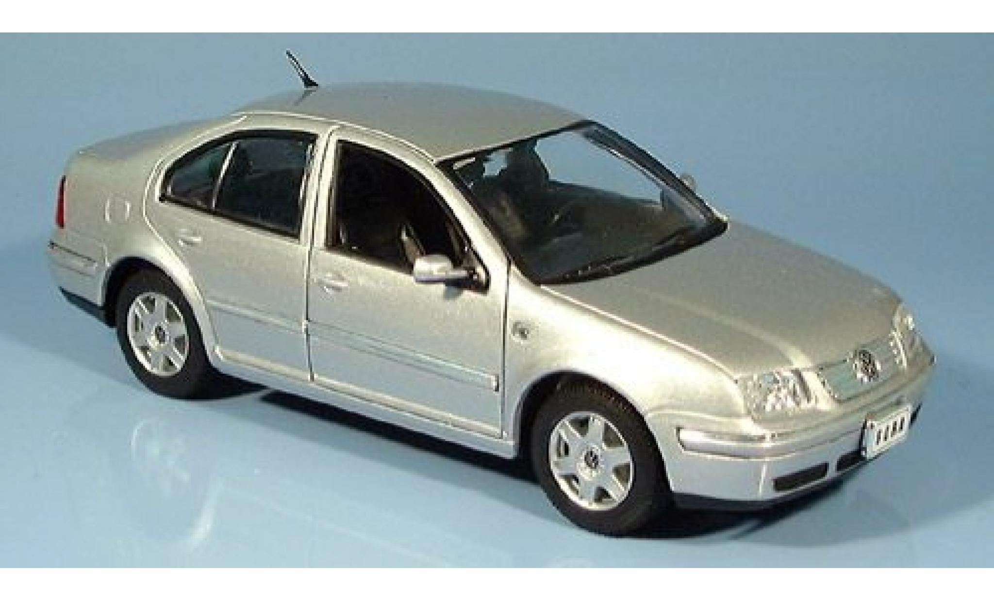 Volkswagen Bora 1/24 Welly Limousine silber 2001 1:24 modellino in miniatura