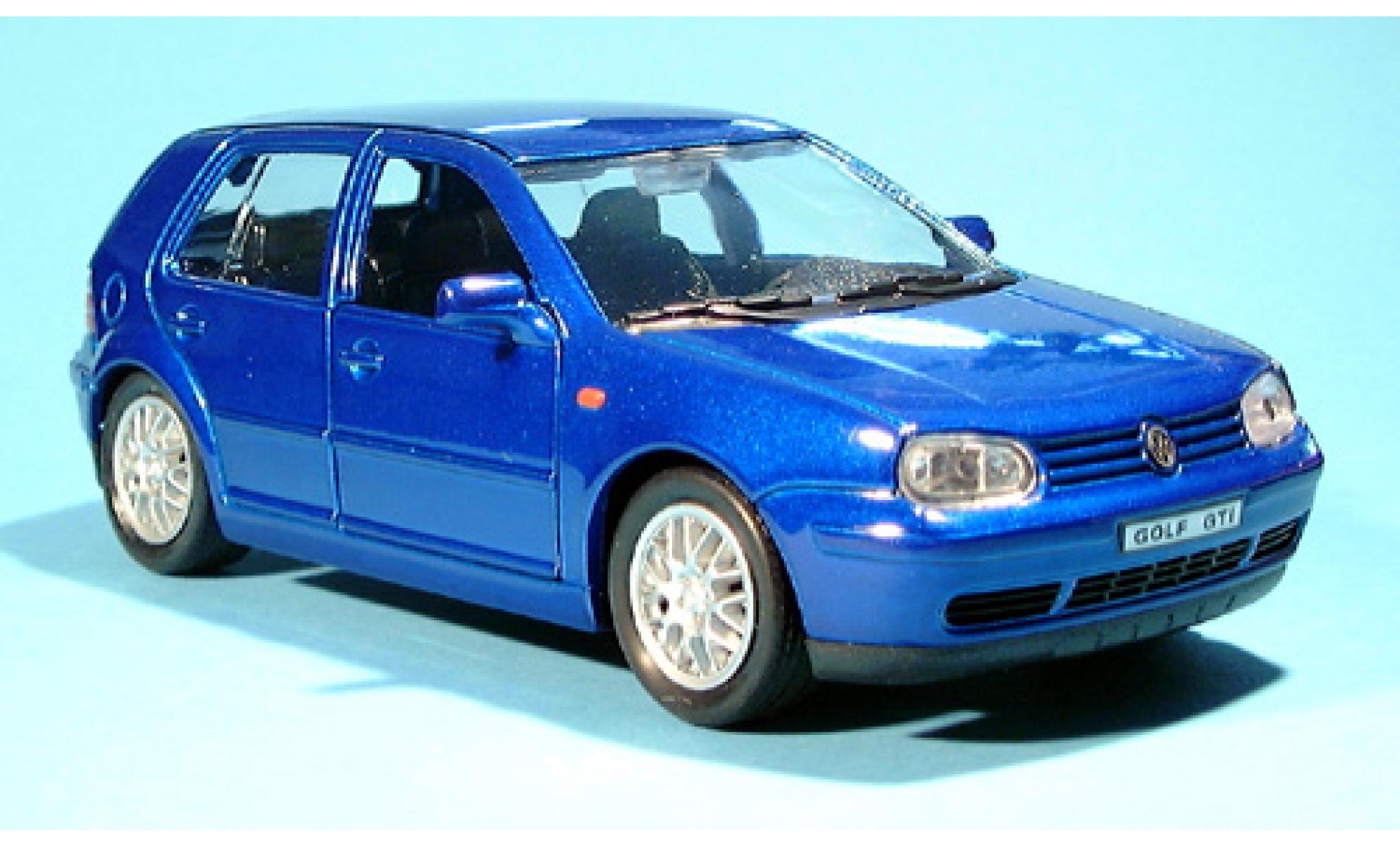 Volkswagen Golf 1/24 Welly IV met. blau 1:24 modellino in miniatura