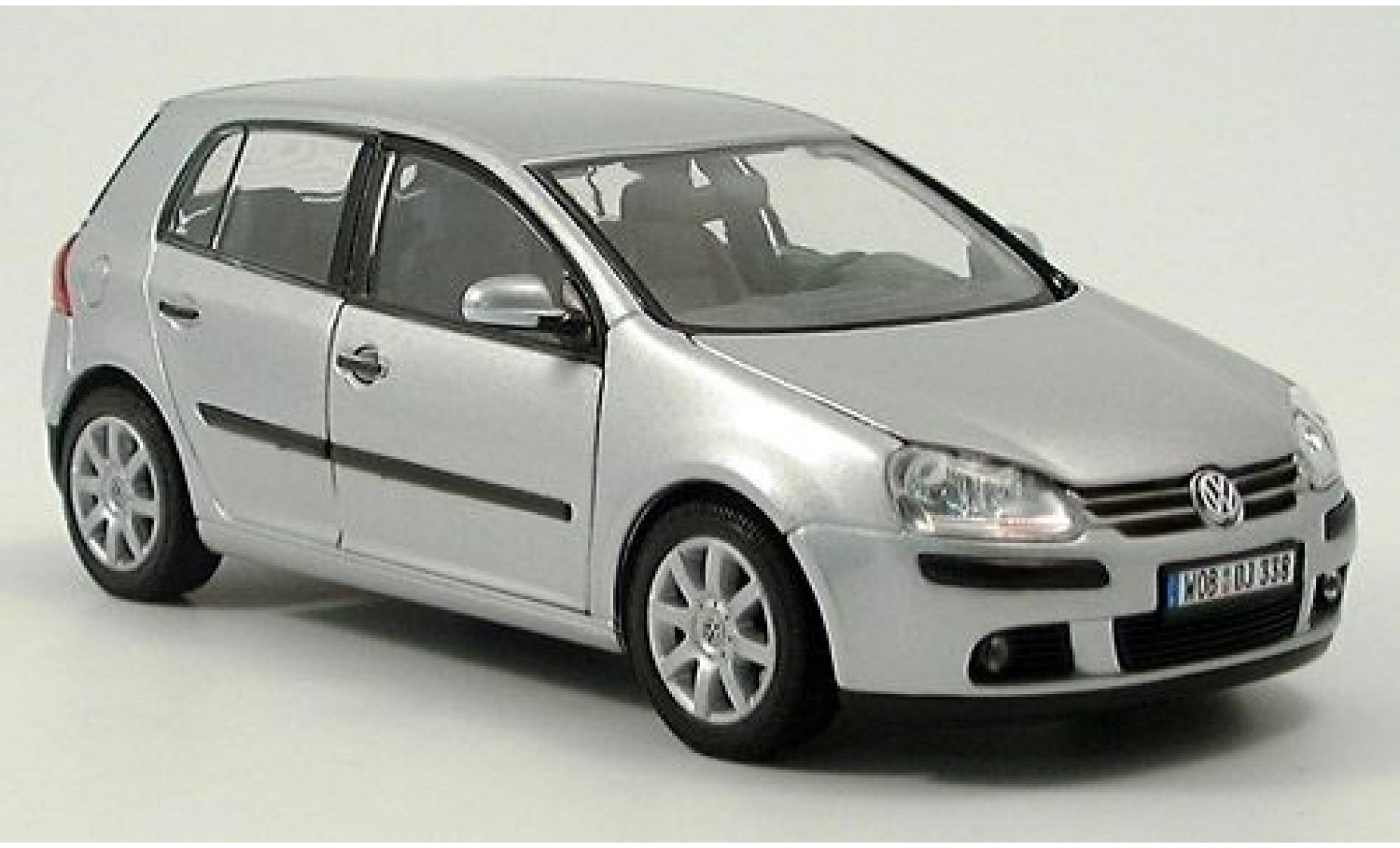 Volkswagen Golf 1/24 Welly V silber 2004 1:24 modellino in miniatura