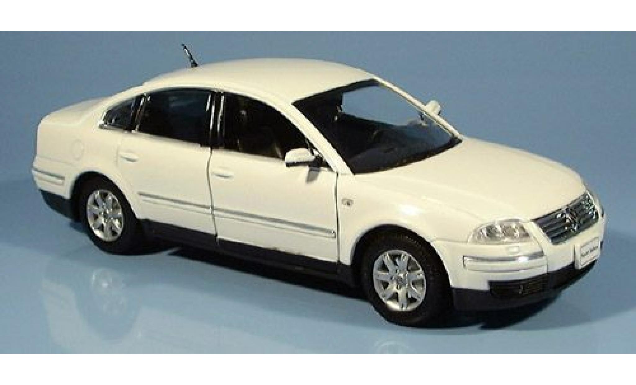 Volkswagen Passat 1/24 Welly Limousine weiss 2002 1:24 modellino in miniatura