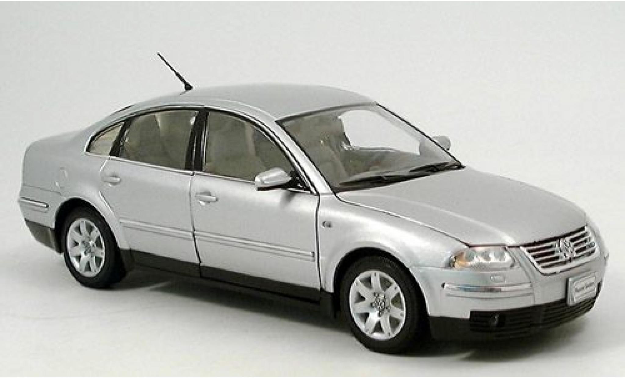 Volkswagen Passat 1/18 Welly silber 1:18 modellino in miniatura