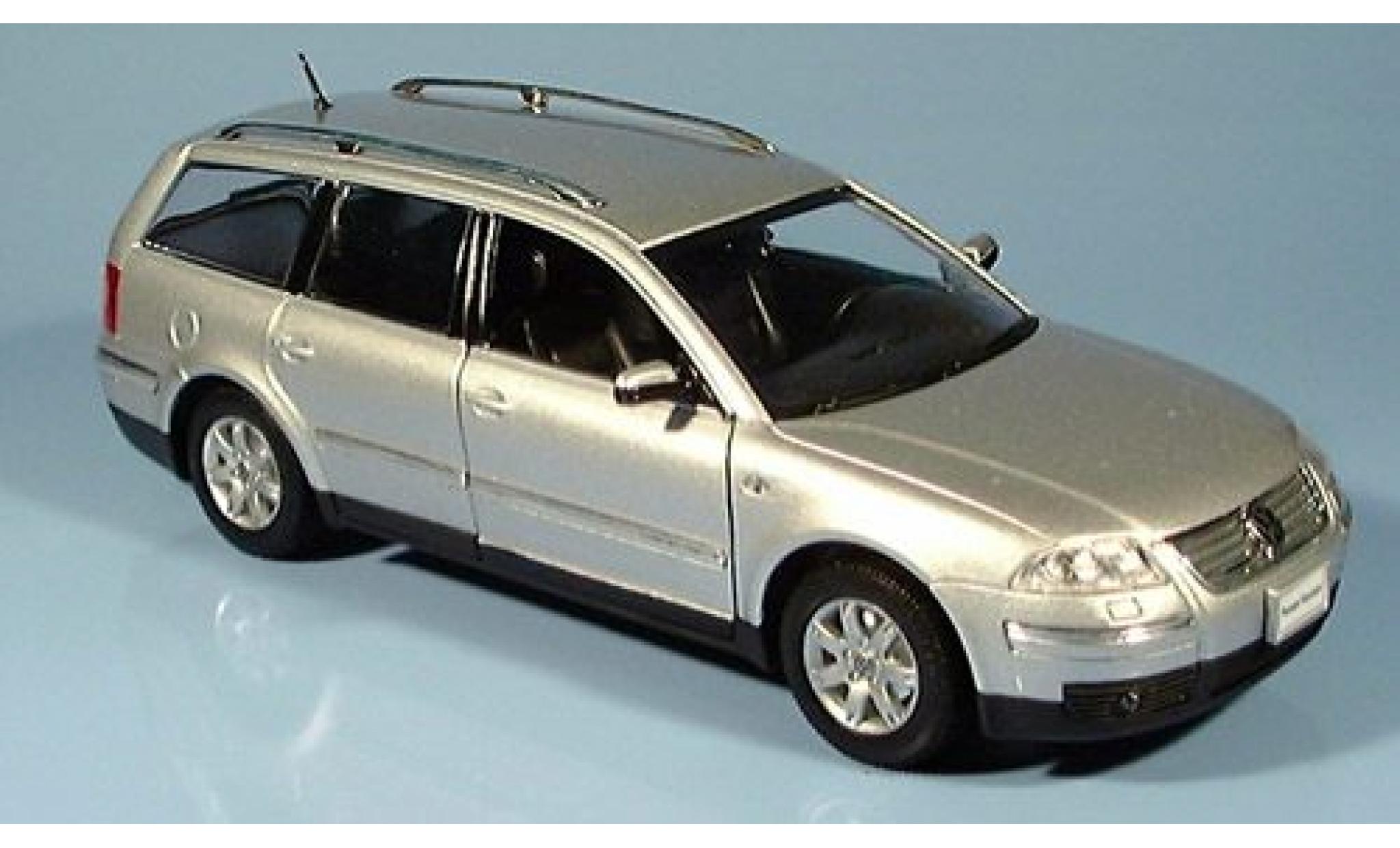 Volkswagen Passat 1/24 Welly Variant silber 2001 1:24 modellino in miniatura