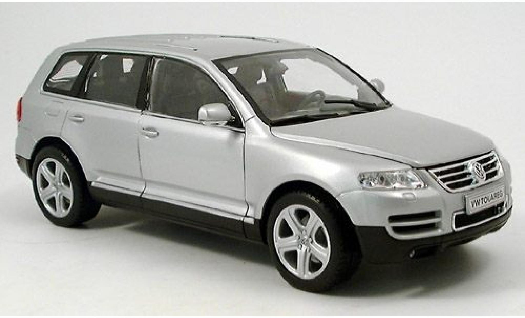 Volkswagen Touareg 1/18 Welly silber 1:18 modellino in miniatura
