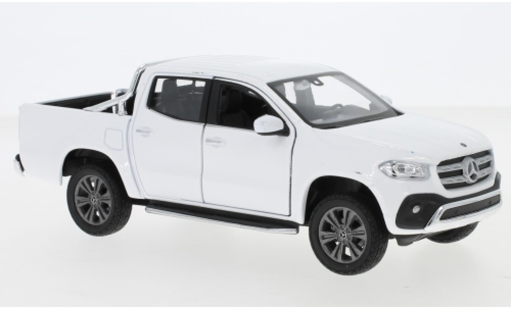 Mercedes CLA 1/24 Welly X-classe bianco modellino in miniatura