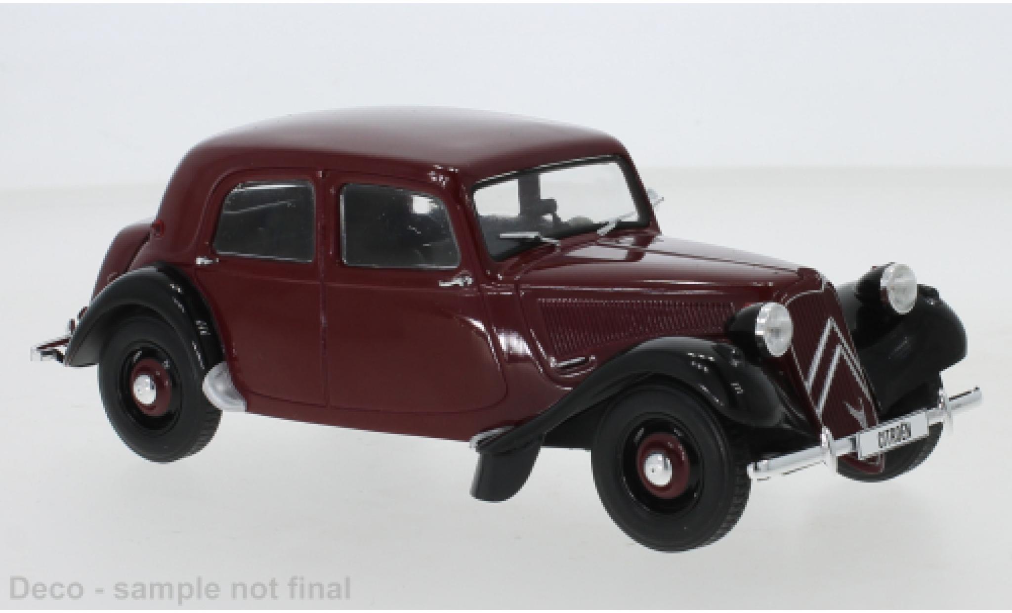 Citroen Traction 1/24 WhiteBox Avant 11BL rosso/nero 1952 modellino in miniatura