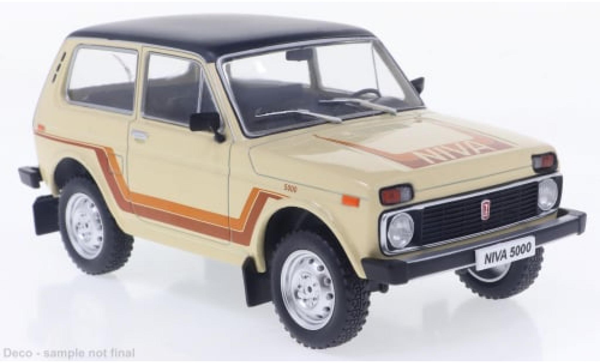 Lada Niva 1/24 WhiteBox 5000 beige/Dekor 1980 1:24 modellino in miniatura
