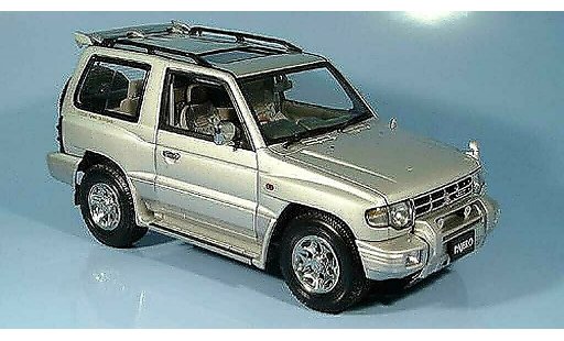 Mitsubishi Pajero SWB 1/18 Autoart argent 1998 modellini auto