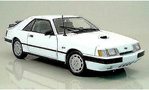Ford Mustang SVO 1/18 Welly bianco modellini auto