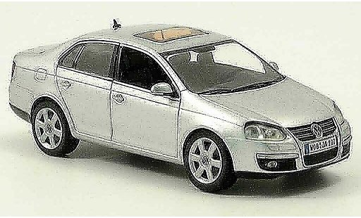 Volkswagen Jetta Base 1/43 Schuco grigio metallisee 2005 modellini auto