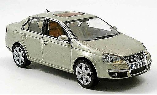 Volkswagen Jetta Base 1/43 Schuco beige 2005 modellini auto