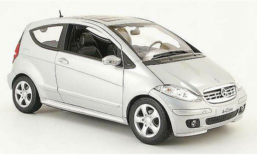Mercedes Classe A Base 1/18 Welly 200 grigio 3 portes modellini auto