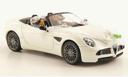 Alfa Romeo 8C spider 1/43 M4 Spyder bianco Just Married avec 2 Figuren modellini auto