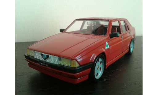Alfa Romeo 75 berline 1/18 Burago rosso jantes metal modellini auto