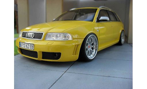 Audi RS4 berline 1/18 Ottomobile giallo jantes BBS 19 pouces modellini auto