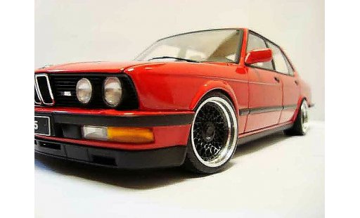 Bmw M5 tuning 1/18 Autoart E28 rosso jantes bbs 17 pouces modellini auto