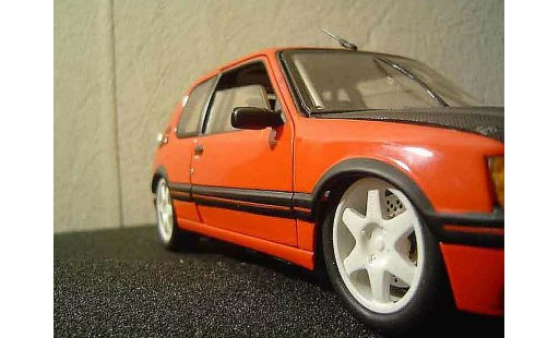 Peugeot 205 GTI 1/18 Solido tuning modellini auto