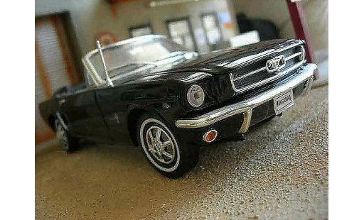 Ford Mustang Convertible 1/18 Welly cabriolet nero modellini auto
