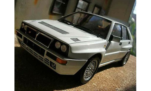 Lancia Delta HF Integrale 1/18 Kyosho evolution 2 bianco modellini auto