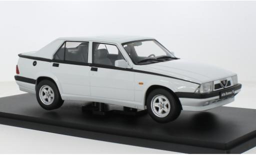 Alfa Romeo 75 1/18 Triple 9 Collection weiss Triple 9 Coll 1:18 modellino in miniatura