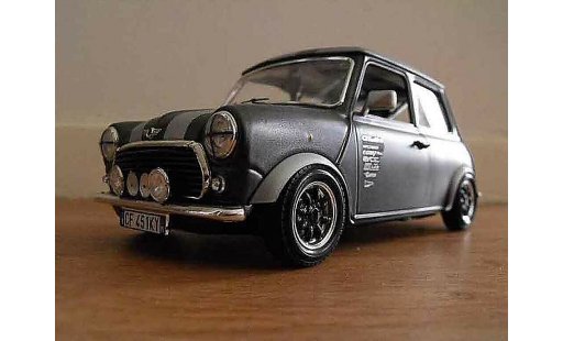 Austin Mini cooper 1/18 Burago 1969 preparation course modellini auto