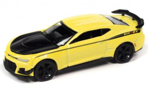 Chevrolet Camaro 1/64 Auto World ZL1 1LE Nickey giallo clair 2019 modellino in miniatura
