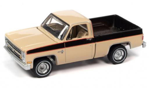 Chevrolet Silverado 1/64 Auto World 10 Fleetside beige/brun 1985 modellino in miniatura