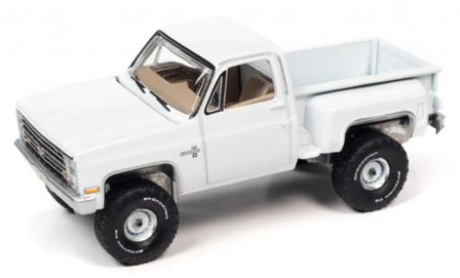 Chevrolet Silverado 1/64 Auto World K10 Stepside bianco 1986 modellino in miniatura