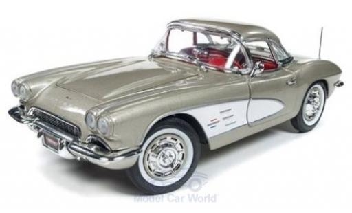 Chevrolet Corvette 1/18 Auto World Convertibile metallico beige/bianco 1961 modellino in miniatura