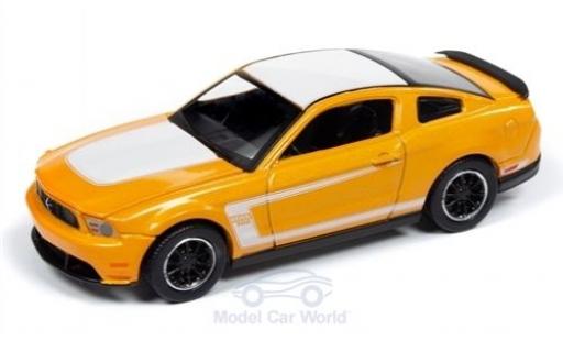 Ford Mustang 1/64 Auto World Boss 302 orange/bianco 2012 modellino in miniatura