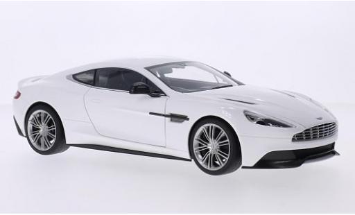 Aston Martin Vanquish 1/18 AUTOart bianco RHD 2015 modellino in miniatura