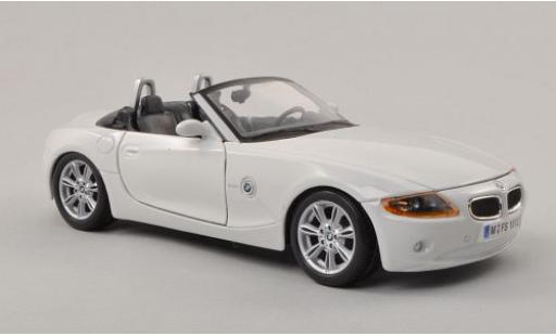 Bmw Z4 1/24 Burago bianco modellino in miniatura